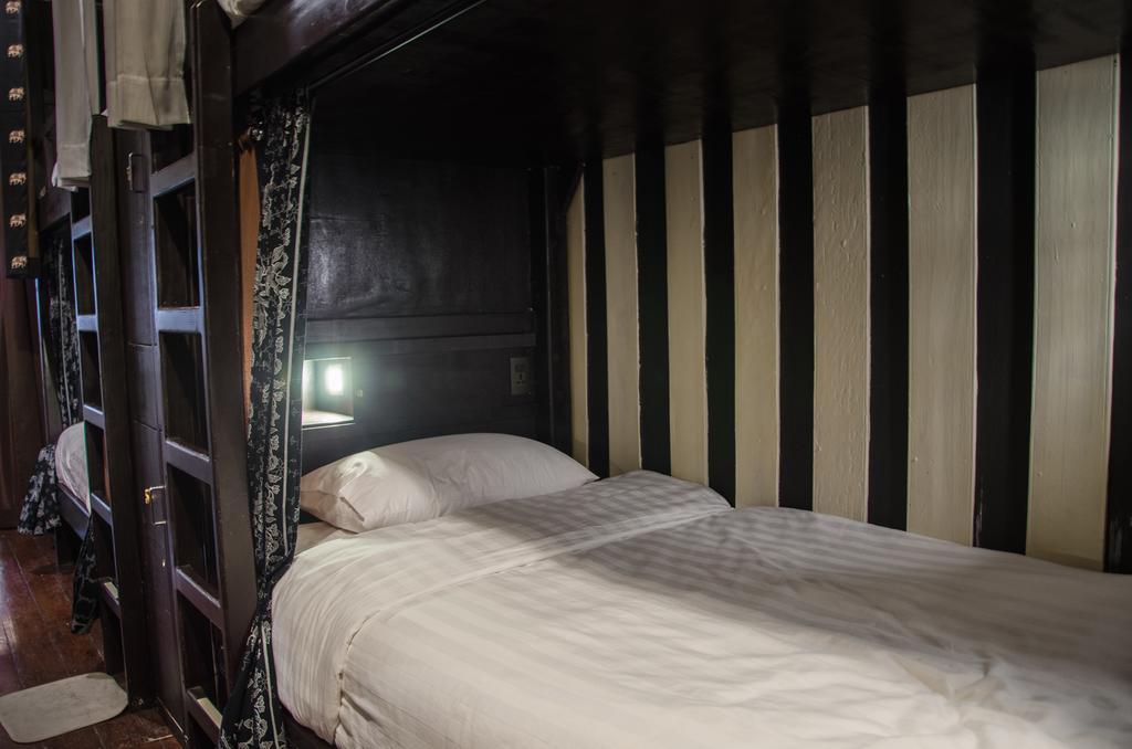 Bed And Butler Hostel Banguecoque Exterior foto
